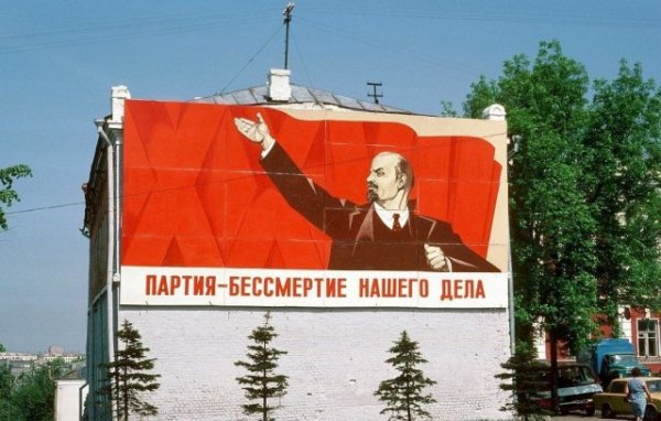 Агитационные плакаты и вывески времен СССР