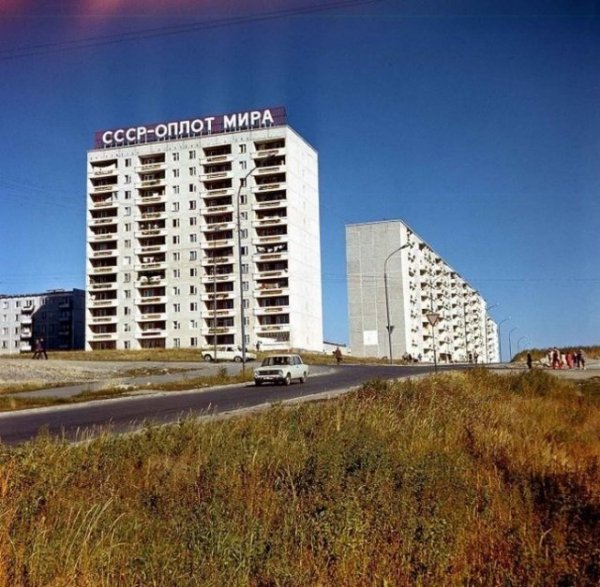 Агитационные плакаты и вывески времен СССР