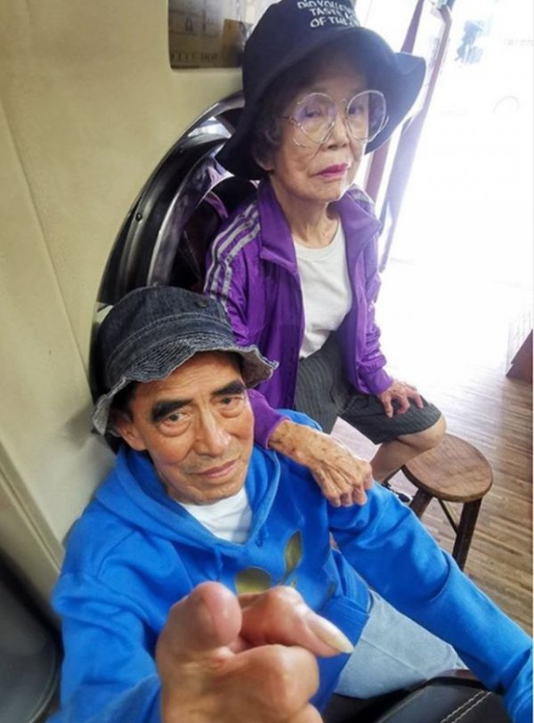 Пожилая пара из Тайваня создает из потерянных вещей наряды лучше, чем у модельеров