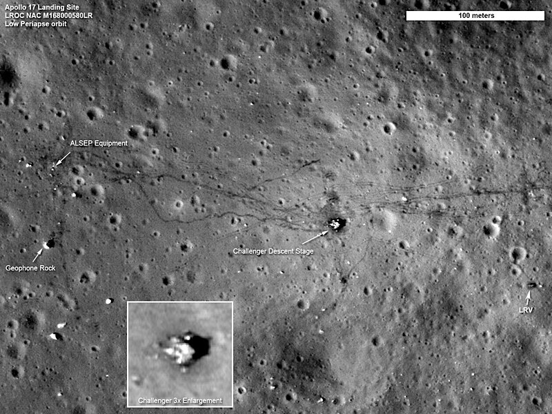 Место посадки Аполлона-17, запечатленное Lunar Reconnaissance Orbiter - видны следы ровера, посадочный модуль и оборудование