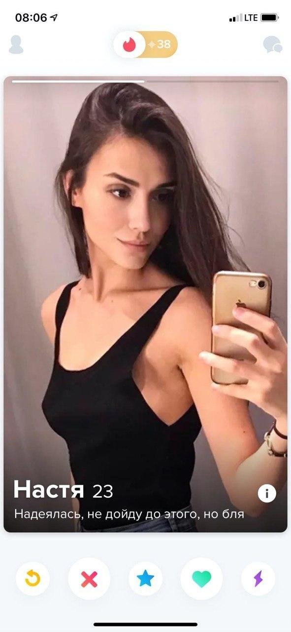 Одинокие молодые люди пытаются познакомиться