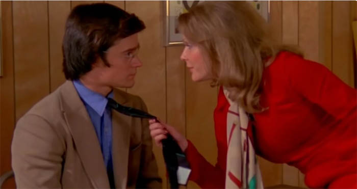 Кадр из фильма по мотивам книги «Naked Came the Stranger» Кадр из фильма по мотивам книги «Naked Came the Stranger»