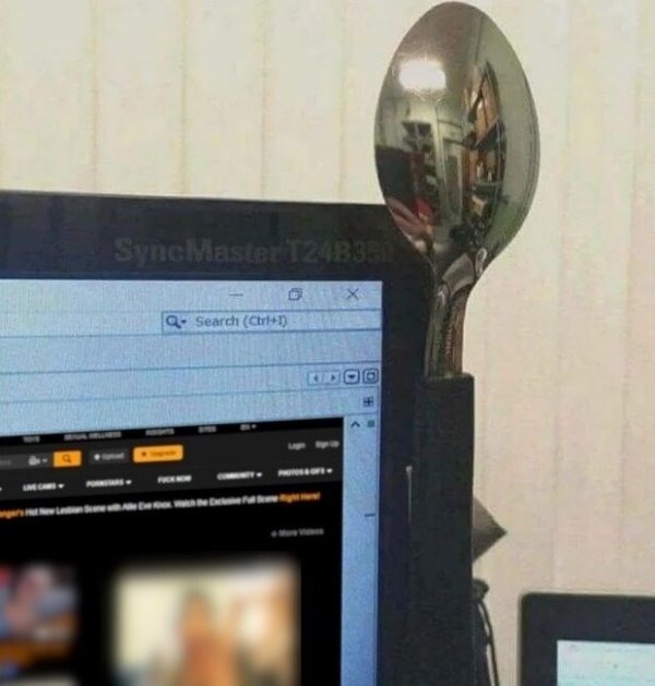 Этих отражений не должно было быть. Всему виной случайность