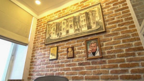 Посмотрите, как живет ведущий шоу &quot;Городок&quot; Юрий Стоянов