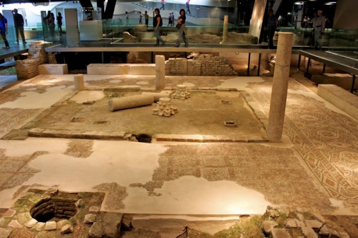 Одна из экспозиций исторического музея «Antiquarium» («Метрополь Парасоль», Севилья). | Фото: ispaniagid.ru.