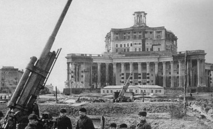 Центральный театр после маскировки.