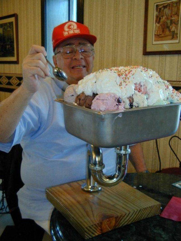 Огромный десерт