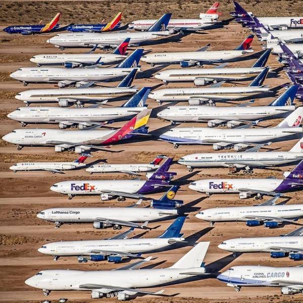 Самолеты на парковке в поле