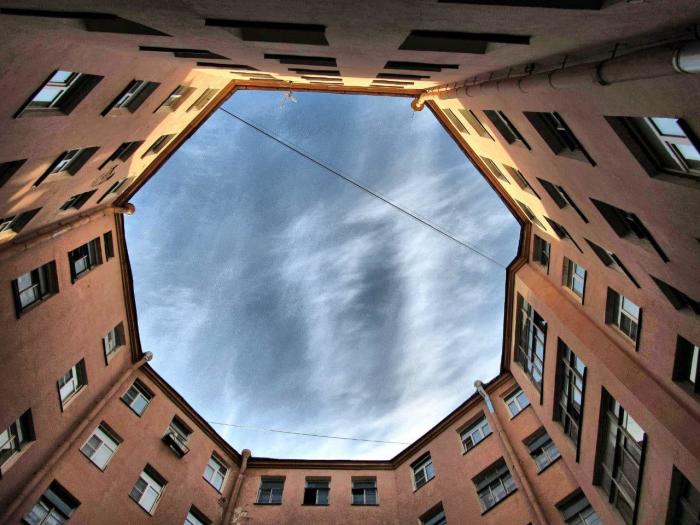 Доходный дом спроектировали закольцованным, чтобы сэкономить площадь застройки. /Фото:piteronline.tv