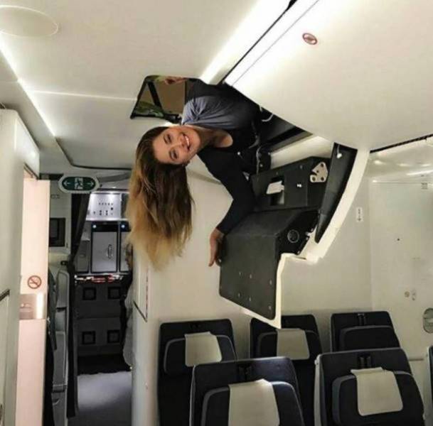 Стюардесса в самолете
