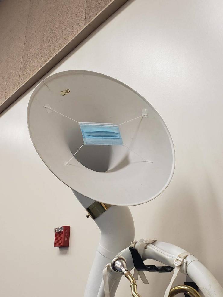 Маска на трубе