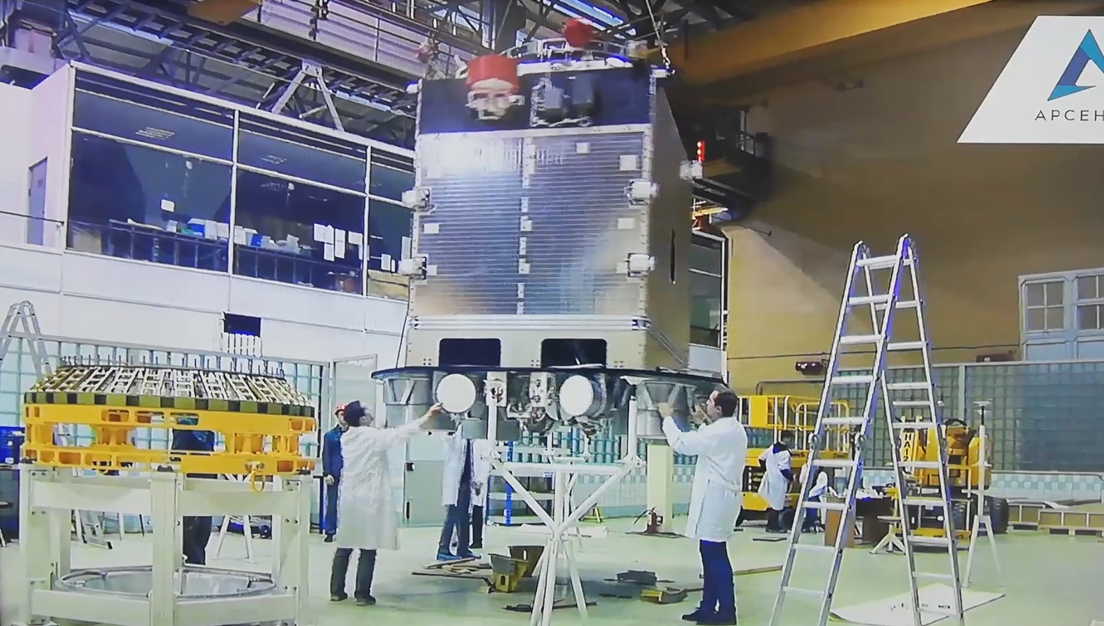 агрегатный отсек, внизу ионные двигатели