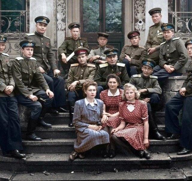 Офицеры советской армии в Берлине, 1946 год.