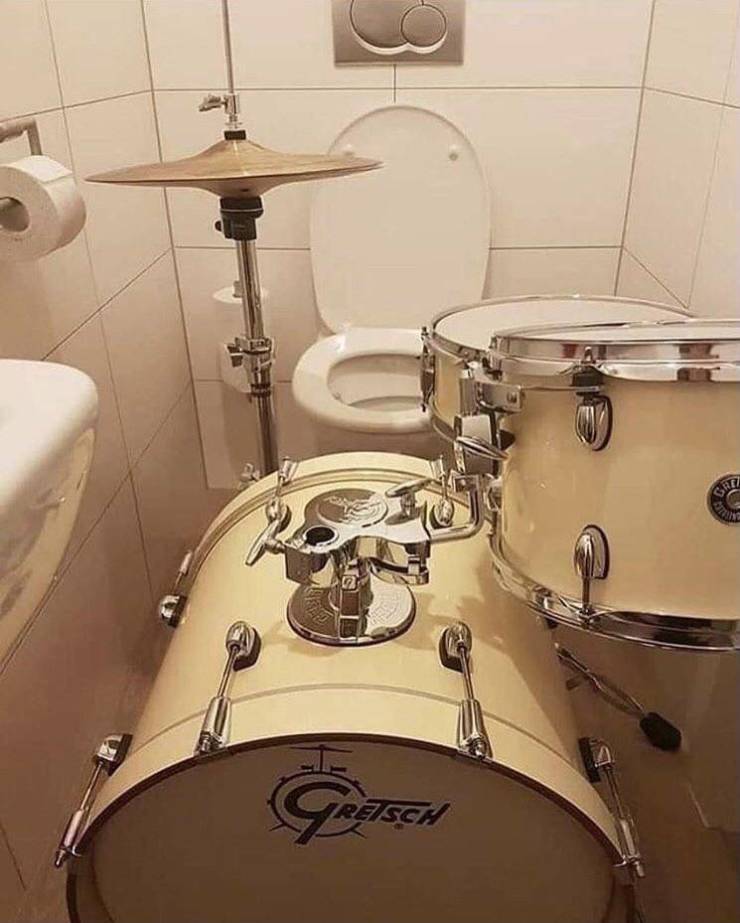 Ударная установка в туалете