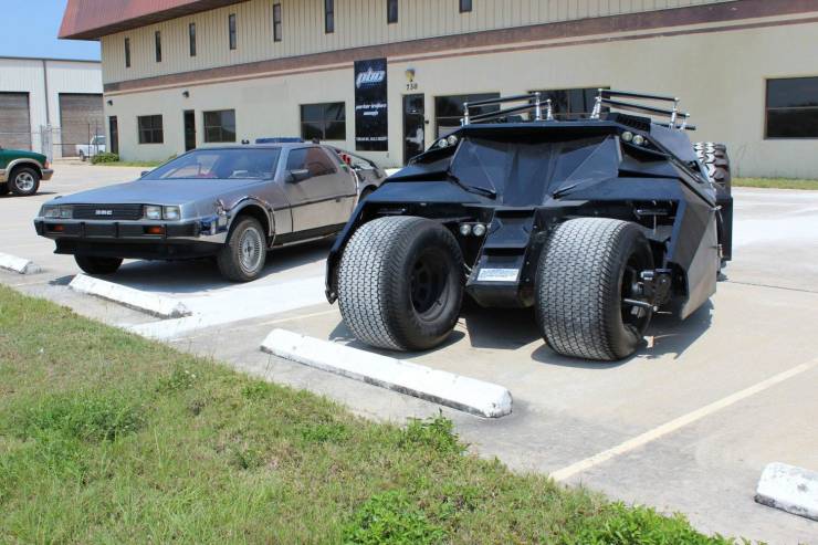 Бэтмобиль и машина из назад в будущее