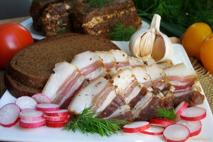 Классический рецепт сала с чесноком и перцем. \ Фото: sdelaysam-svoimirukami.ru.