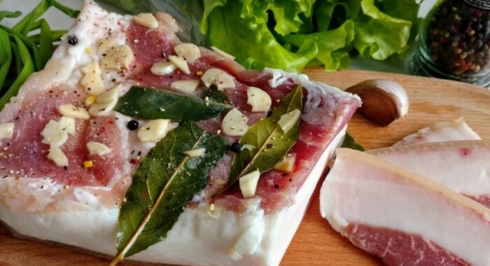 Ароматное, нежное и очень вкусное домашнее сало. \ Фото: pinterest.com.