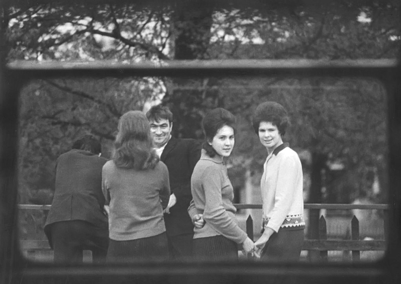 1968. На пригородной платформе