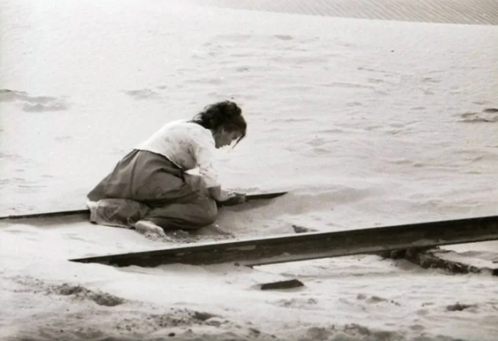 Сцена сумасшествия жены Верещагина, не вошедшая в окончательную версию фильма «Белое солнце пустыни» Сцена сумасшествия жены Верещагина, не вошедшая в окончательную версию фильма «Белое солнце пустыни»