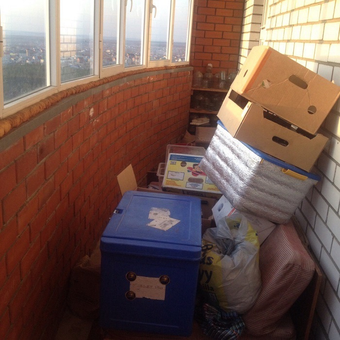 Вещи, которые жалко выбросить, отправляют на балкон. / Фото: evrookna-mos.ru Вещи, которые жалко выбросить, отправляют на балкон. / Фото: evrookna-mos.ru