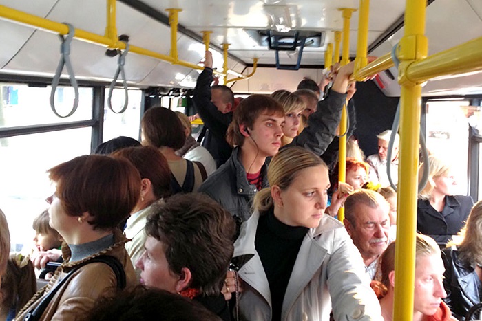 В час пик автобусы переполнены. / Фото: novosti-saratova.ru В час пик автобусы переполнены. / Фото: novosti-saratova.ru