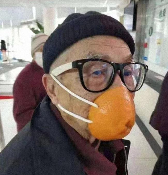 Забавные маски, которые можно встретить в метро во время коронавируса