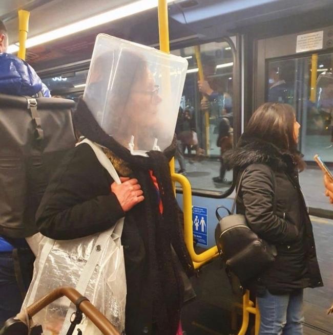 Забавные маски, которые можно встретить в метро во время коронавируса