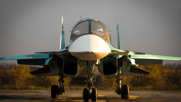 У Су-34 очень широкая кабина из-за того, что оба пилота сидят рядом, а не друг за другом. |Фото: voennoedelo.com.