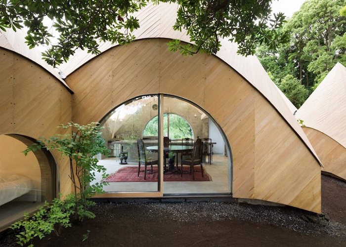 В нём живут две пожилые женщины, которые, кажется, любят звать гостей. В нём живут две пожилые женщины, которые, кажется, любят звать гостей.