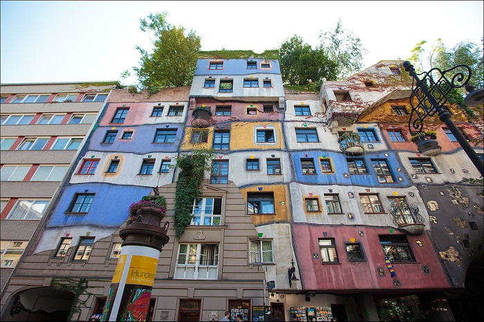 В этом доме друг сквозь друга проступают как минимум три реальности. В этом доме друг сквозь друга проступают как минимум три реальности.