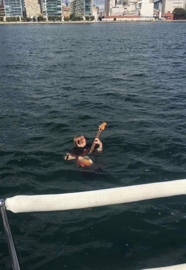 Гитарист в воде за бортом