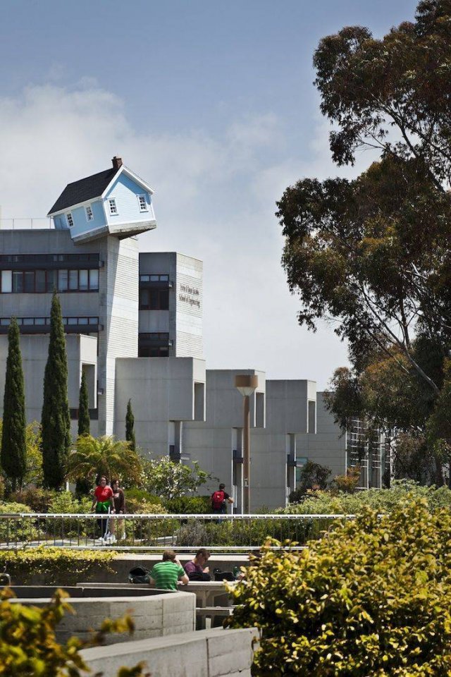 Необычный домик на крыше