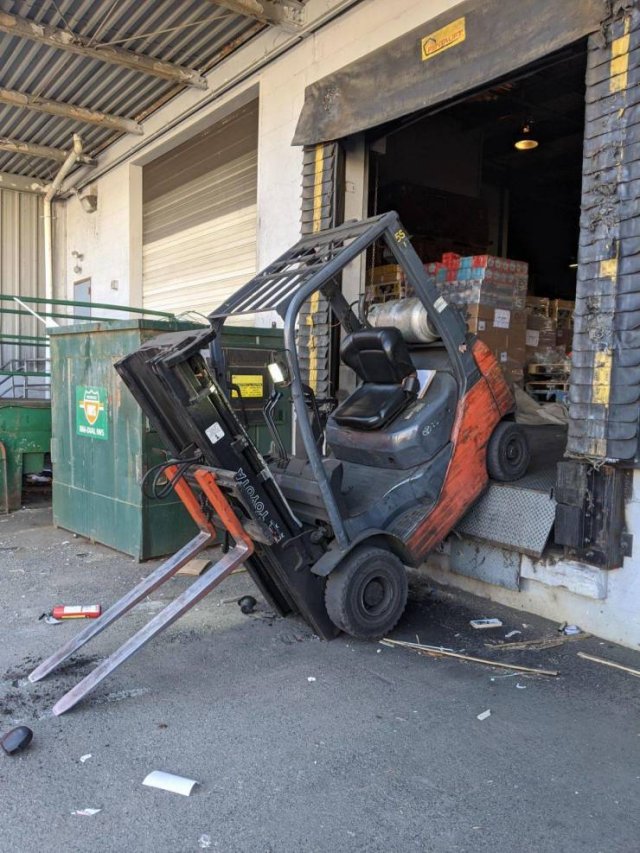 Упавший погрузчик