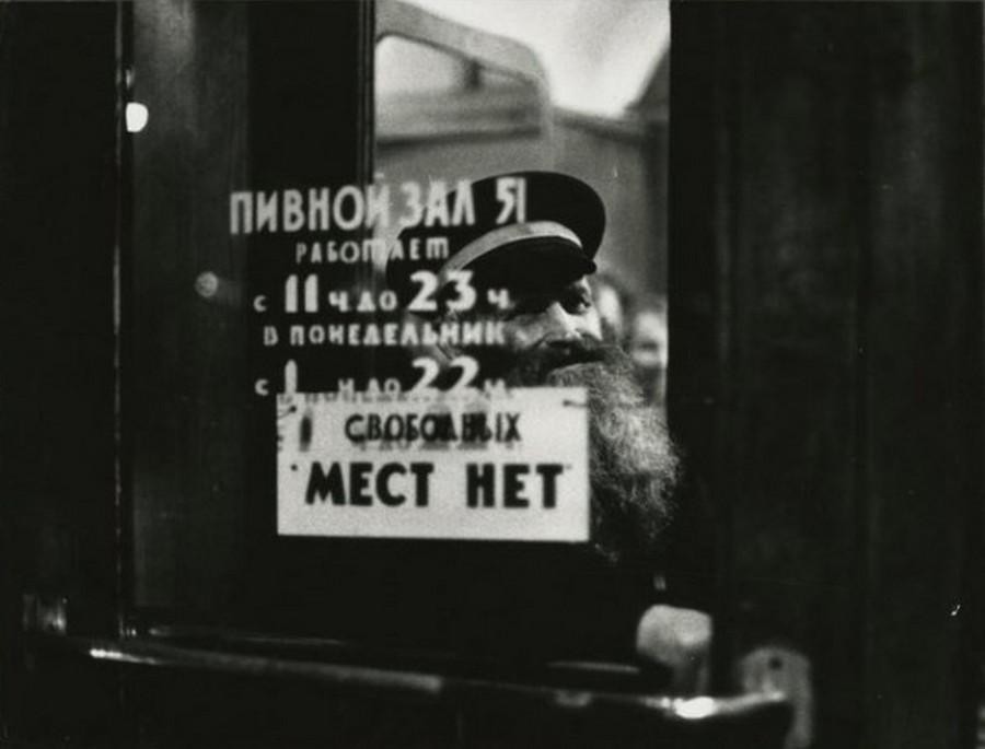 Швейцар за дверями Пивного зала ресторана «Нева», 1960-е