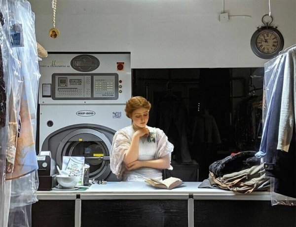 Художник органично вписывает персонажей классических картин в современные реалии