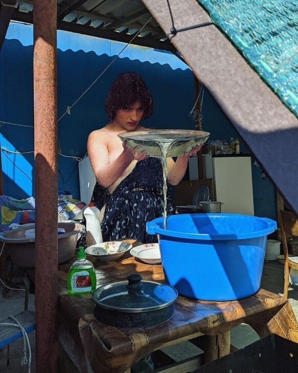 Художник органично вписывает персонажей классических картин в современные реалии