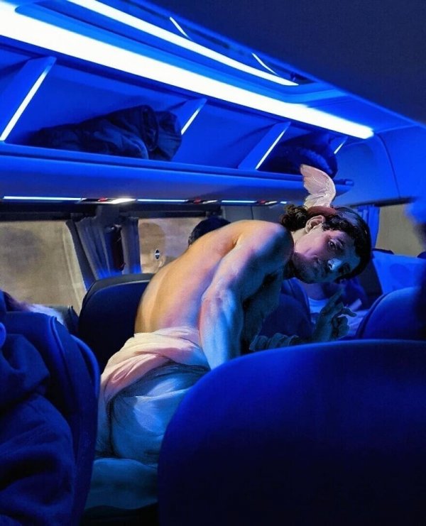 Художник органично вписывает персонажей классических картин в современные реалии