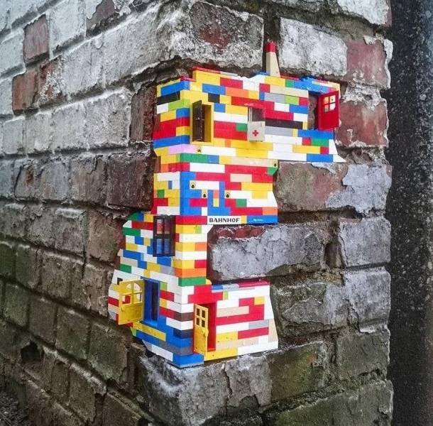 Починка стены при помощи лего