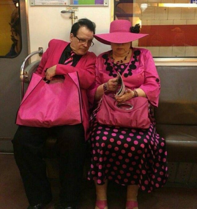 Стильная парочка в метро