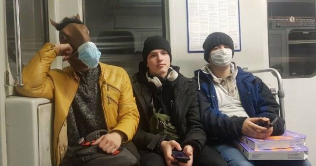 Странные пассажиры в метро