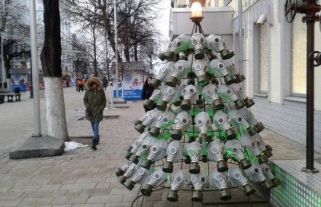 Новогодняя ёлка из противогазов