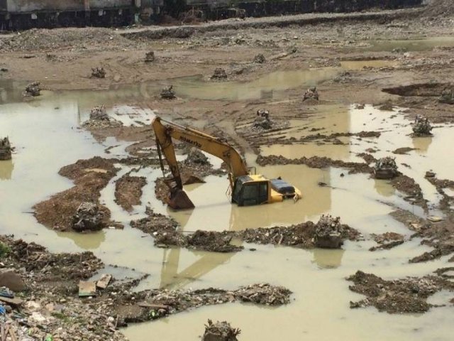 Утонувший экскаватор