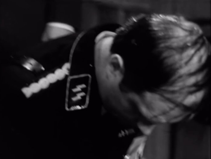 Бил ли Штирлиц Холтоффа бутылкой по голове? Бил ли Штирлиц Холтоффа бутылкой по голове?