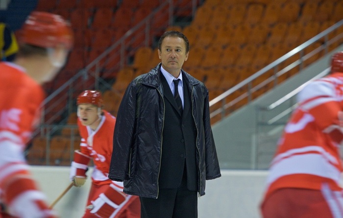 Кадр из фильма *Легенда №17*. Кадр из фильма *Легенда №17*.