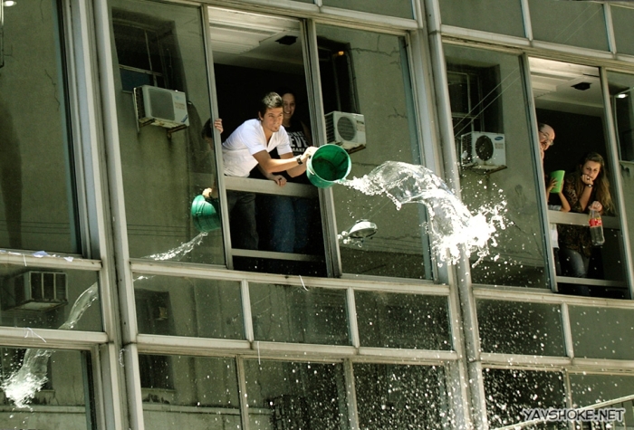 Кубинцы виливают воду из окон Кубинцы виливают воду из окон