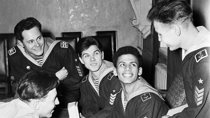 Курсант Джеймс Паттерсон с друзьями Курсант Джеймс Паттерсон с друзьями