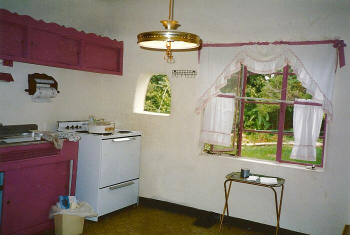 Интерьер кухни старинного дома, построенного из бутылок и камня (2000 г.). | Фото: imgur.com.