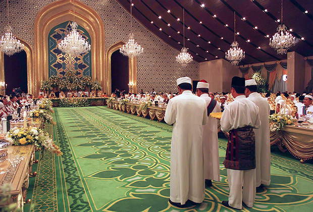 Бруней празднует обретение независимости от Великобритании, 1984 год. Вид на недавно построенный дворец султана Брунея Нурул-Иман