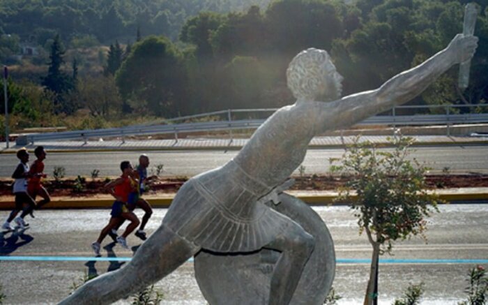 Современный памятник Фидиппиду в Марафоне. /Фото: greece-tours.org. Современный памятник Фидиппиду в Марафоне. /Фото: greece-tours.org.