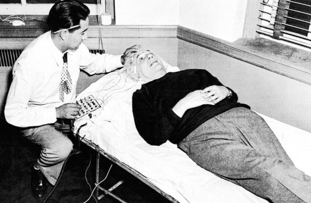 Энцефалограмма для Альберта Эйнштейна. Ученые решили исследовать мозг гениального коллеги, 1950 год. Энцефалограмма для Альберта Эйнштейна. Ученые решили исследовать мозг гениального коллеги, 1950 год.